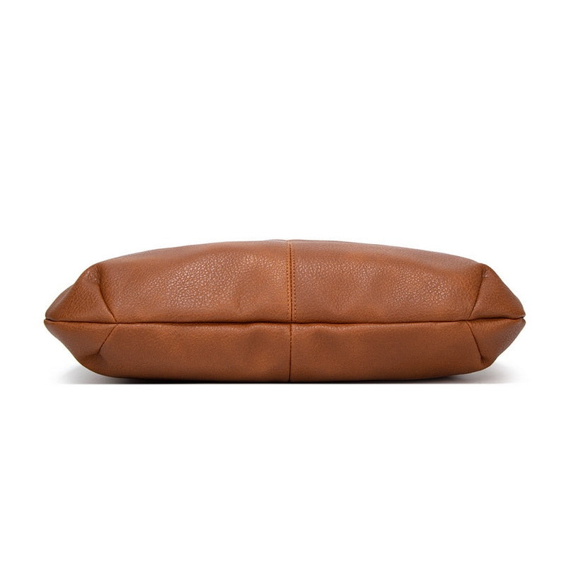 Women's handbag with classic shape and interior pockets